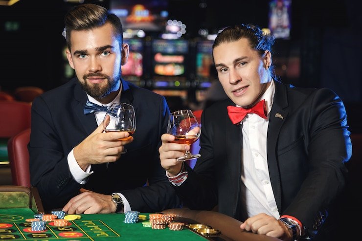 Meja permainan kartu blackjack dengan kartu dan chip